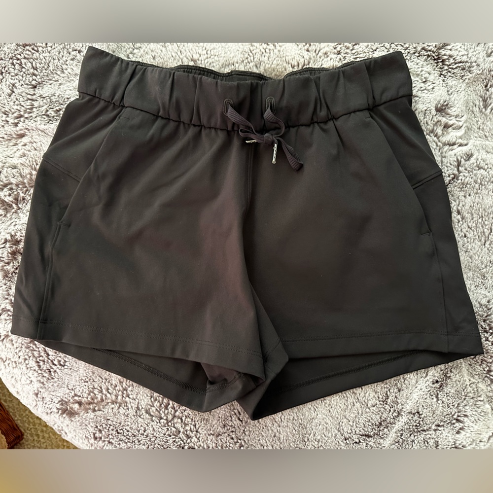 Lululemon On The Fly shorts size 4